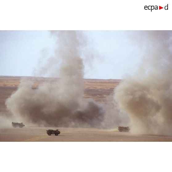 Dans le désert en ZDO (zone de déploiement opérationnel) Olive, des VAB du 6e REG (régiment étranger du génie) progressent dans le désert.