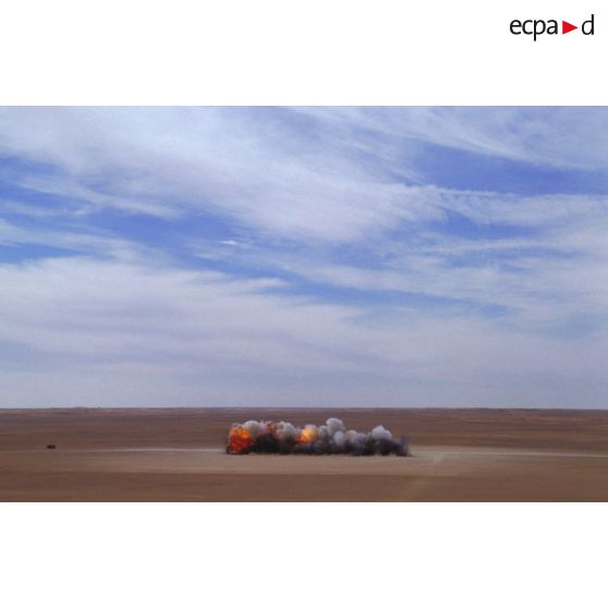Dans le désert en ZDO (zone de déploiement opérationnel) Olive, explosions produites lors d'un exercice de déminage du 6e REG (régiment étranger du génie).