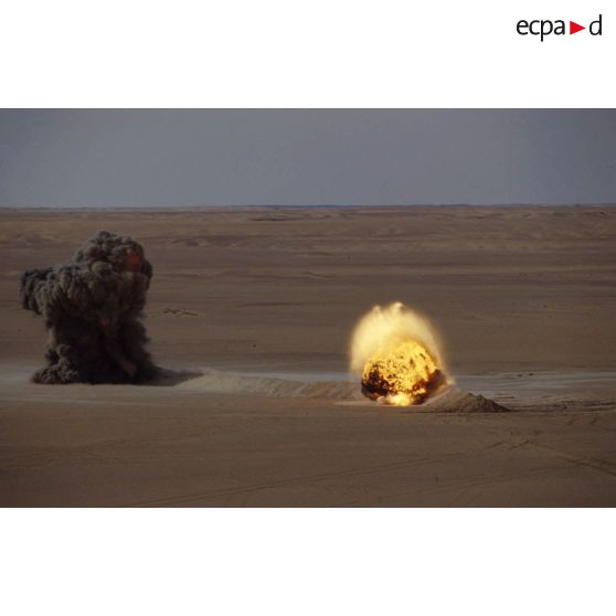 Dans le désert en ZDO (zone de déploiement opérationnel) Olive, double explosion produite lors d'un exercice de déminage du 6e REG (régiment étranger du génie).