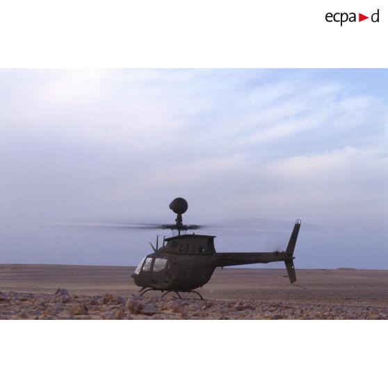 Hélicoptère américain de reconnaissance et d'observation Bell OH-58 D Kiowa en vol dans le désert en ZDO (zone de déploiement opérationnel) Olive.