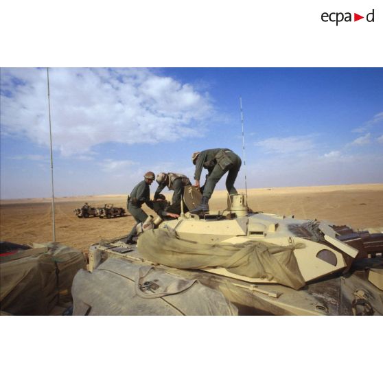 En ZDO (zone de déploiement opérationnel) Olive, des marsouins du RICM (régiment d'infanterie - chars de marine) s'entraînent à l'évacuation d'un membre d'équipage de blindé de reconnaissance AMX-10 RC blessé.