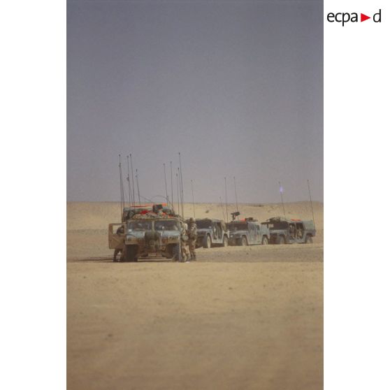 Halte d'un convoi de Hummer américains dans le désert.