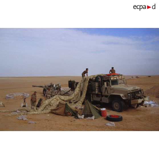 En ZDO (zone de déploiement opérationnel) Olive, démontage du bivouac d'une batterie du 8e régiment d'artillerie américain par les servants.