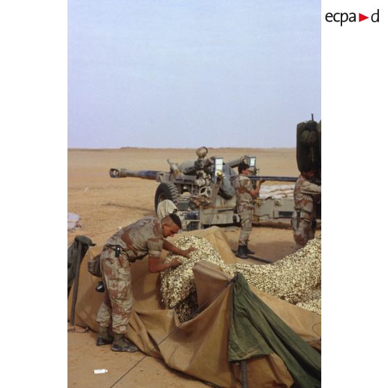 En ZDO (zone de déploiement opérationnel) Olive, démontage du bivouac d'une batterie du 8e régiment d'artillerie américain par les servants.