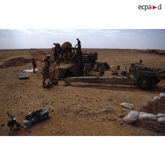 En ZDO (zone de déploiement opérationnel) Olive, démontage du bivouac d'une batterie du 8e régiment d'artillerie américain par les servants.