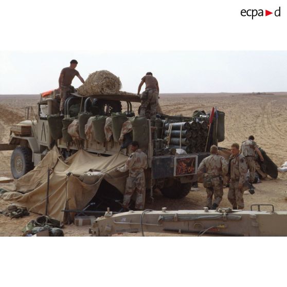 En ZDO (zone de déploiement opérationnel) Olive, démontage du bivouac d'une batterie du 8e régiment d'artillerie américain par les servants.