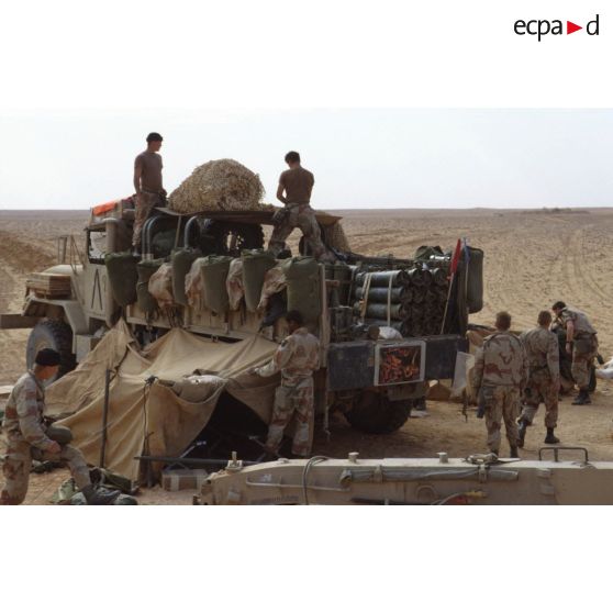 En ZDO (zone de déploiement opérationnel) Olive, démontage du bivouac d'une batterie du 8e régiment d'artillerie américain par les servants.