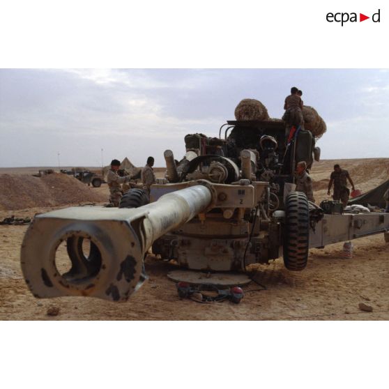 En ZDO (zone de déploiement opérationnel) Olive, démontage du bivouac d'une batterie du 8e régiment d'artillerie américain par les servants.