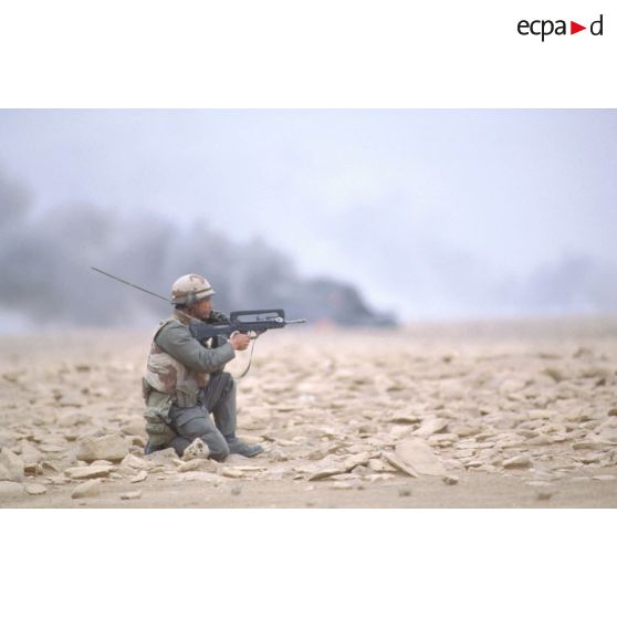 Lors de la progression des marsouins du 3e RIMa (régiment d'infanterie de marine) vers Al Salman, un soldat est posté en position de tireur à genou.