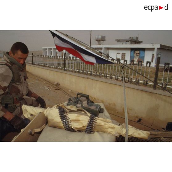 L'hôpital d'Al Salman vu depuis la tourelle d'un VAB. Au premier plan, un soldat et un drapeau français.