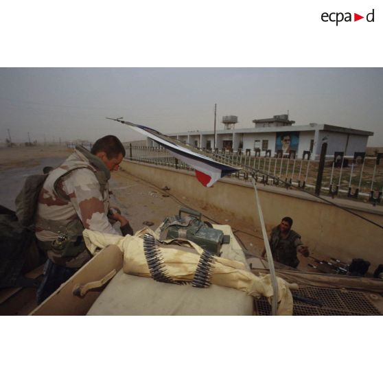 L'hôpital d'Al Salman vu depuis la tourelle d'un VAB. Au premier plan, un soldat et un drapeau français.