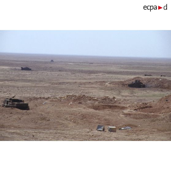 Position fortifiée irakienne, chars de combat T-55 et transports de troupes chenillé MT-LB irakiens détruits dans la zone de Rochambeau.
