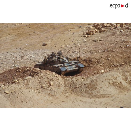 Position irakienne et char de combat T-55 irakien détruit dans la zone de Rochambeau.