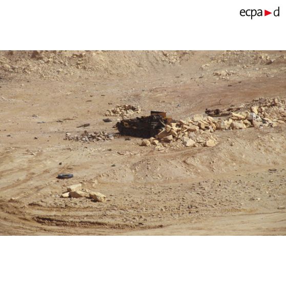 Carcasse de char de combat T-55 irakien calciné dont seul le châssis subsiste dans la zone de Rochambeau.