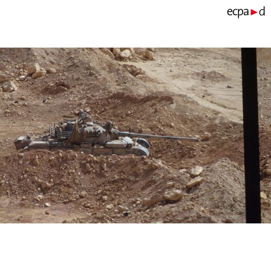 Position irakienne et char de combat T-55 irakien détruit dans la zone de Rochambeau.