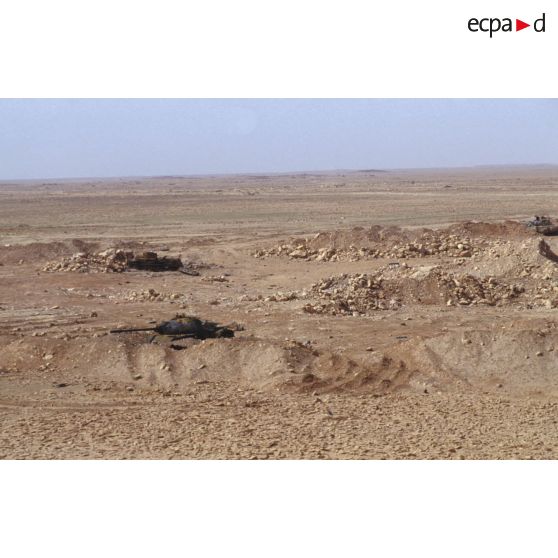Position fortifiée irakienne, chars de combat T-55 irakiens détruits dans la zone de Rochambeau. Pour l'un des T-55, seul le châssis subsiste dans la zone de Rochambeau.