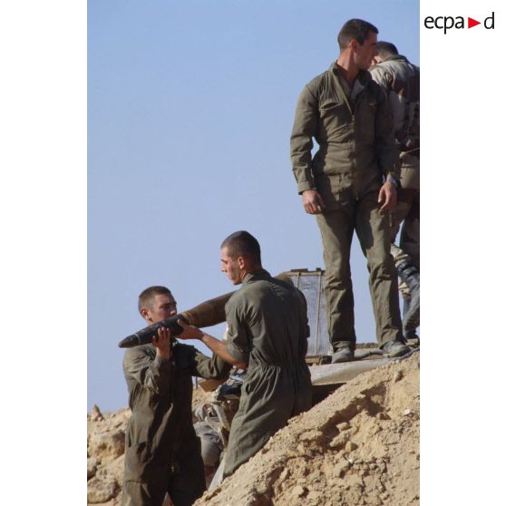 Des légionnaires du 6e REG (régiment étranger du génie) vident un char de combat T-55 irakien de ses munitions.