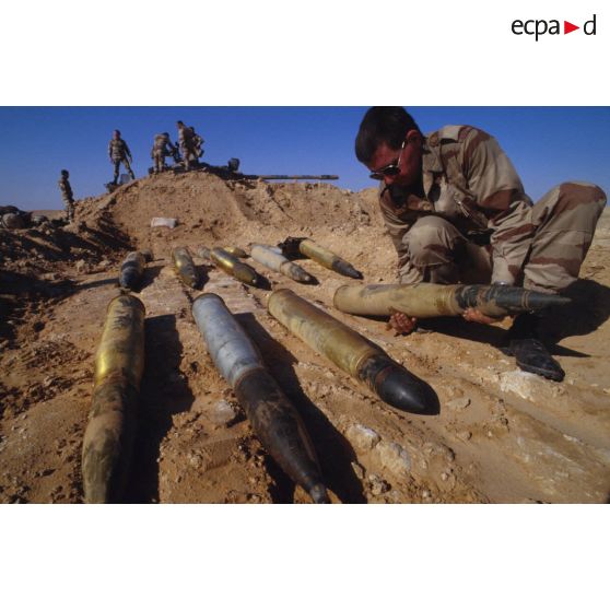 Des légionnaires du 6e REG (régiment étranger du génie) vident un char de combat T-55 irakien de ses munitions.