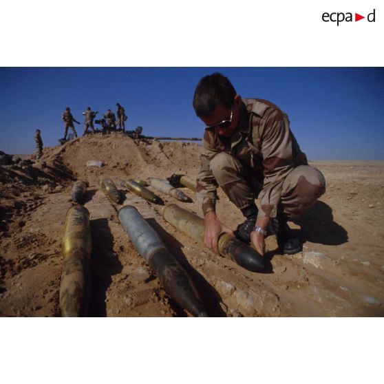 Des légionnaires du 6e REG (régiment étranger du génie) vident un char de combat T-55 irakien de ses munitions.