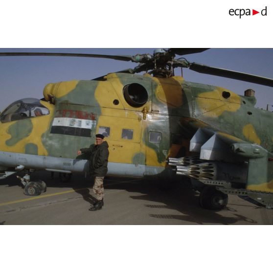 Le général de corps d'armée Roquejeoffre pose devant un hélicoptère de transport Mil Mi-24 Hind irakien sur l'aéroport de Rafha.