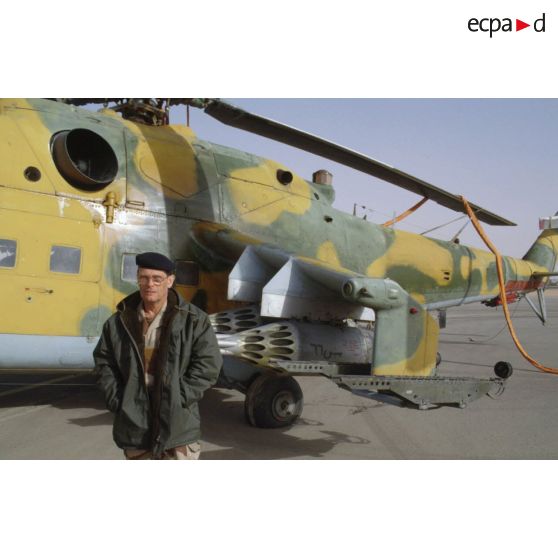 Le général de corps d'armée Roquejeoffre pose devant un hélicoptère de transport Mil Mi-24 Hind irakien sur l'aéroport de Rafha.