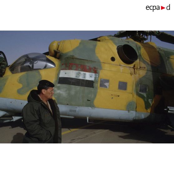 Le général de corps d'armée Roquejeoffre pose devant un hélicoptère de transport Mil Mi-24 Hind irakien sur l'aéroport de Rafha.