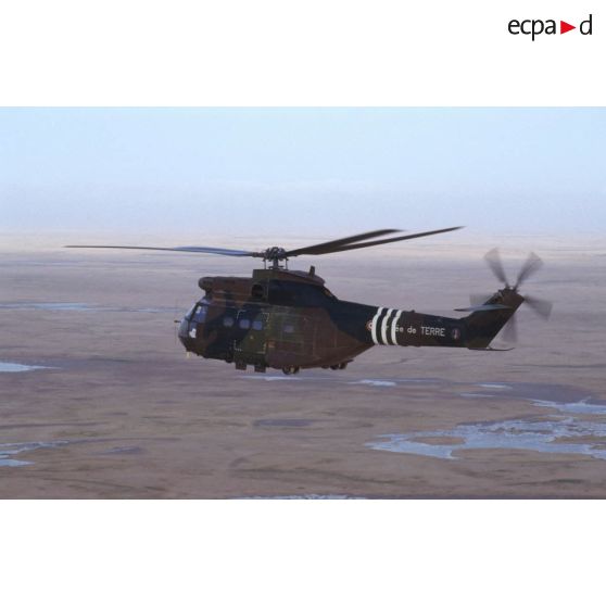 Vue aérienne d'un hélicoptère de transport Puma SA-330 de l'ALAT (aviation légère de l'armée de terre) survolant la région d'Al Salman.