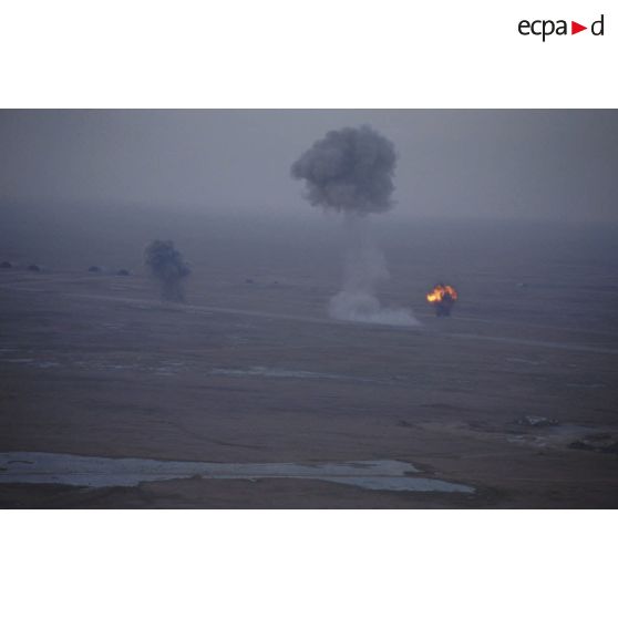 Vue aérienne d'explosions provoquées par le 6e REG (régiment étranger du génie) sur la piste de la base aérienne d'Al Salman.