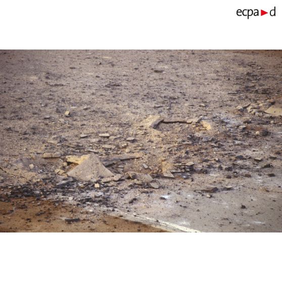 Détail des impacts d'explosions sur la piste détruite de la base aérienne d'Al Salman.