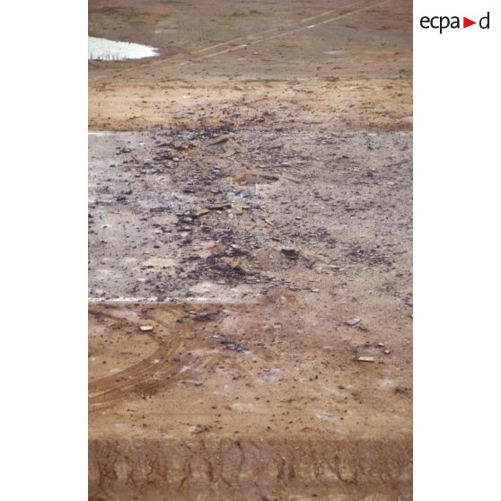 Détail des impacts d'explosions sur la piste détruite de la base aérienne d'Al Salman.