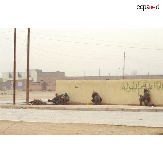 Prise de la ville d'Al Salman par les marsouins du 3e RIMa (régiment d'infanterie de marine), qui progressent prudemment le long des rues.