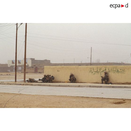 Prise de la ville d'Al Salman par les marsouins du 3e RIMa (régiment d'infanterie de marine), qui progressent prudemment le long des rues.