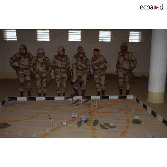 Dans le fort d'Al Salman, l'état-major de la division Daguet, avec à sa tête le général de corps d'armée Michel Roquejeoffre et le général de brigade Bernard Janvier, étudie le plan des positions irakiennes de la 45e division d'infanterie irakienne représentées dans une caisse à sable.