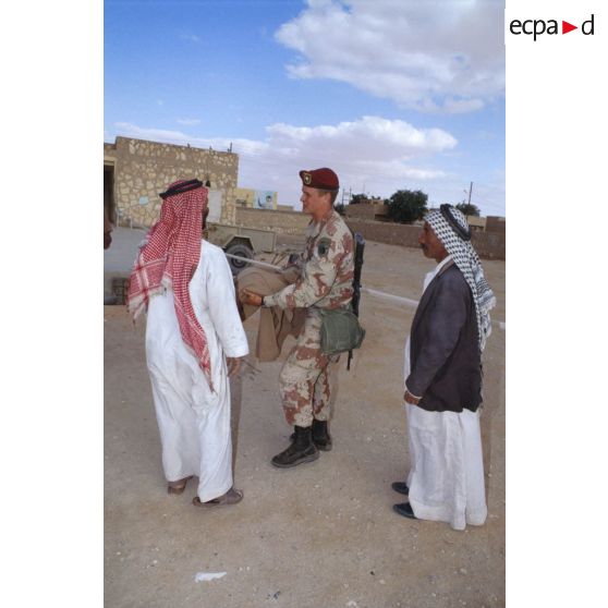 Un soldat américain des forces spéciales aux affaires civiles fouille un civil irakien dans une rue d'Al Salman.