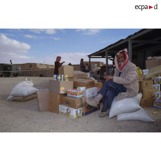 A Al Salman, des civils irakiens reçoivent des vivres.
