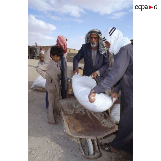 A Al Salman, des civils irakiens reçoivent des vivres.