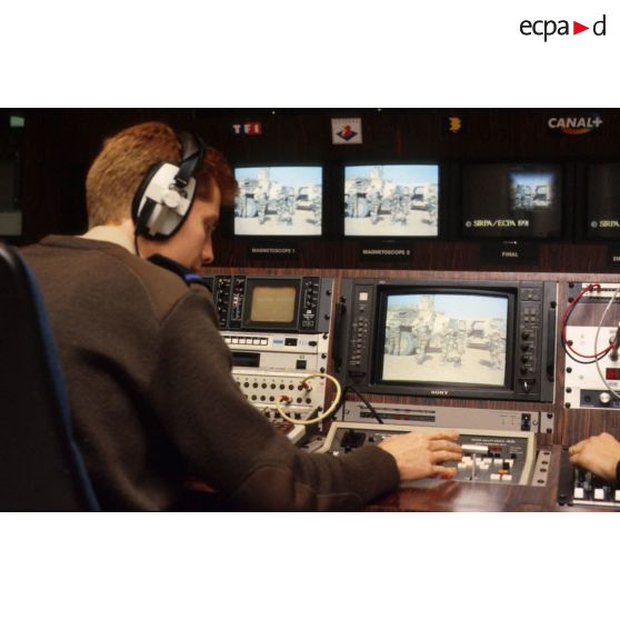 Technicien travaillant sur des images de l'opération Daguet en régie vidéo du DPA (département de production audiovisuelle) de l'ECPA (Etablissement cinématographique et photographique des Armées) au fort d'Ivry-sur-Seine.