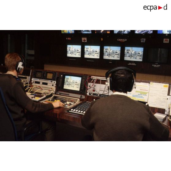Techniciens travaillant sur des images de l'opération Daguet en  régie vidéo du DPA (département de production audiovisuelle) de l'ECPA (Etablissement cinématographique et photographique des Armées) au fort d'Ivry-sur-Seine.