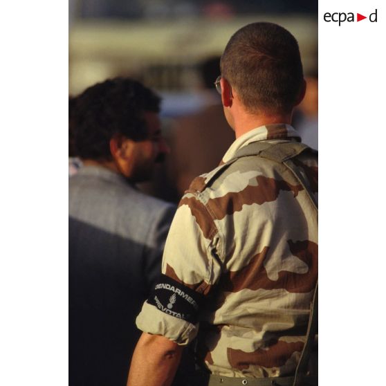 Des prévôts français et des soldats américains refoulent des réfugiés irakiens qui ne résident pas à Al Salman à l'entrée de la ville.