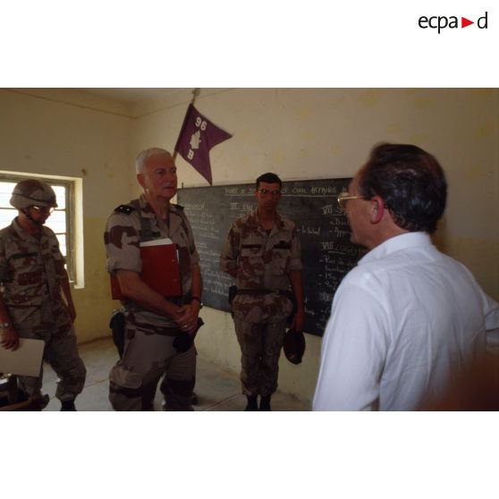 Le général de brigade Daniel Gazeau, chargé de communication et le représentant de la Croix-Rouge Internationale visitent le dispensaire français installé dans l'hôpital de la ville d'Al Salman.