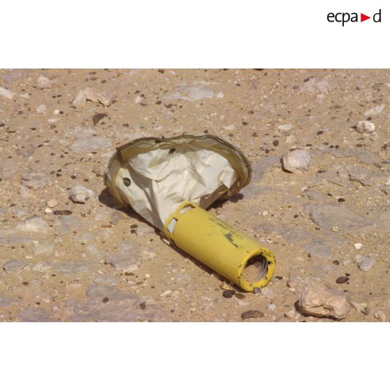 Présentation d'un éventail de sous-munitions antipersonnel et antivéhicule américaines récupérées sur le terrain et non explosées.