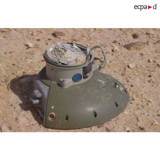 Présentation d'un éventail de sous-munitions antipersonnel et antivéhicule américaines récupérées sur le terrain et non explosées.