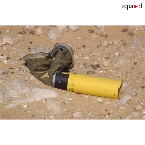 Présentation d'un éventail de sous-munitions antipersonnel et antivéhicule américaines récupérées sur le terrain et non explosées.