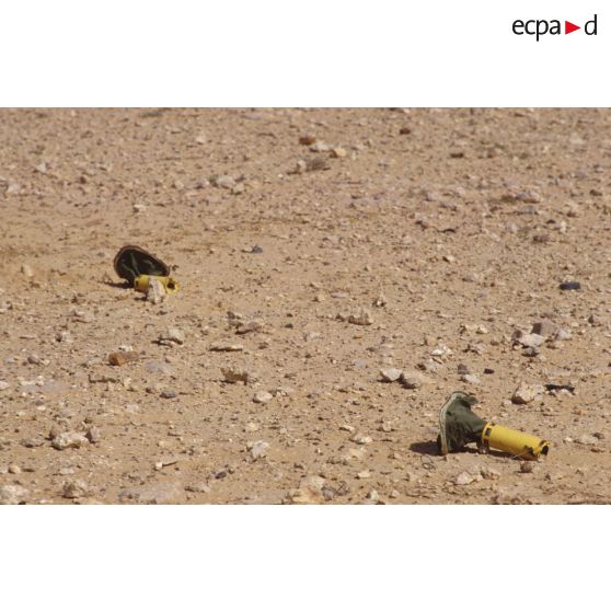 Présentation d'un éventail de sous-munitions antipersonnel et antivéhicule américaines récupérées sur le terrain et non explosées.