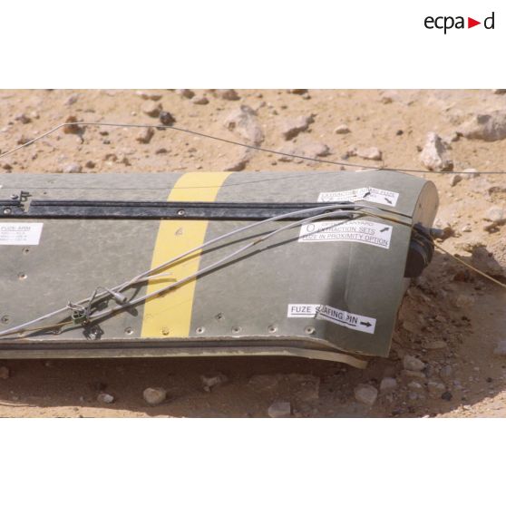Présentation d'un éventail de sous-munitions antipersonnel et antivéhicule américaines récupérées sur le terrain et non explosées.