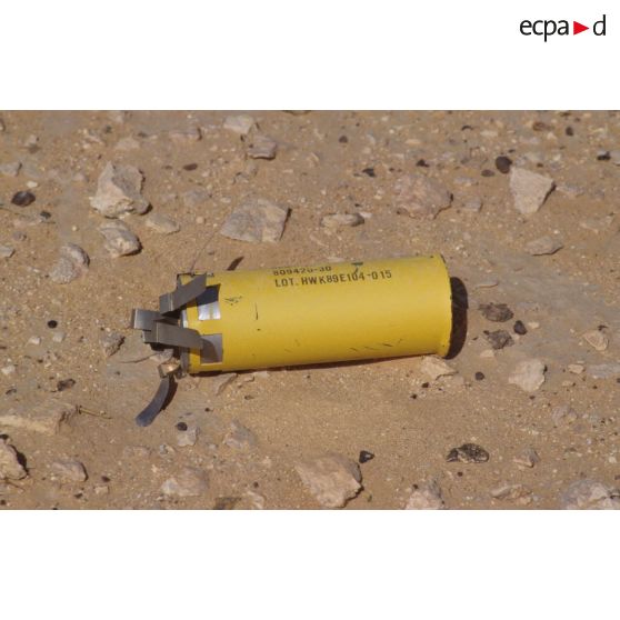 Présentation d'un éventail de sous-munitions antipersonnel et antivéhicule américaines récupérées sur le terrain et non explosées.