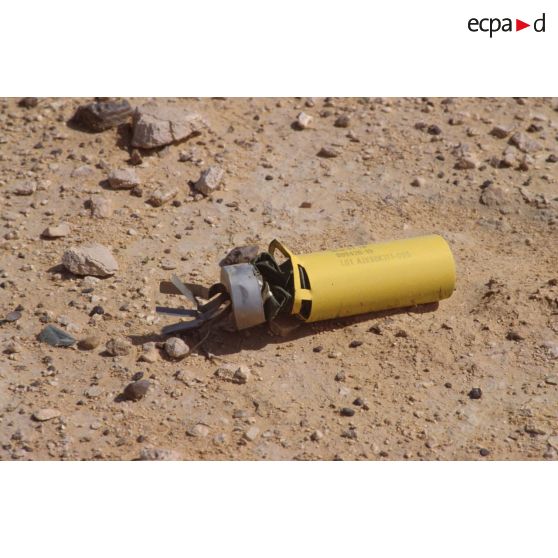 Présentation d'un éventail de sous-munitions antipersonnel et antivéhicule américaines récupérées sur le terrain et non explosées.