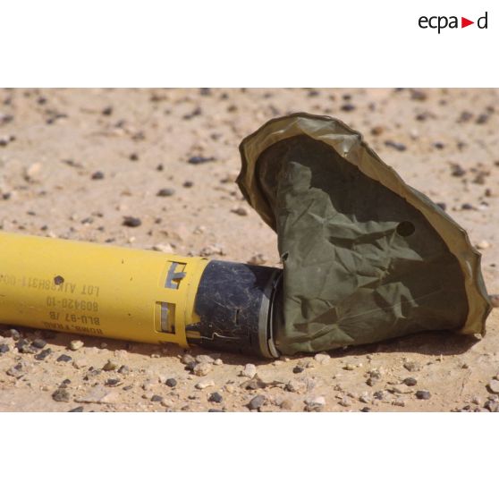 Présentation d'un éventail de sous-munitions antipersonnel et antivéhicule américaines récupérées sur le terrain et non explosées.
