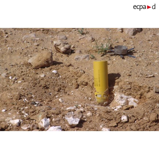 Présentation d'un éventail de sous-munitions antipersonnel et antivéhicule américaines récupérées sur le terrain et non explosées.