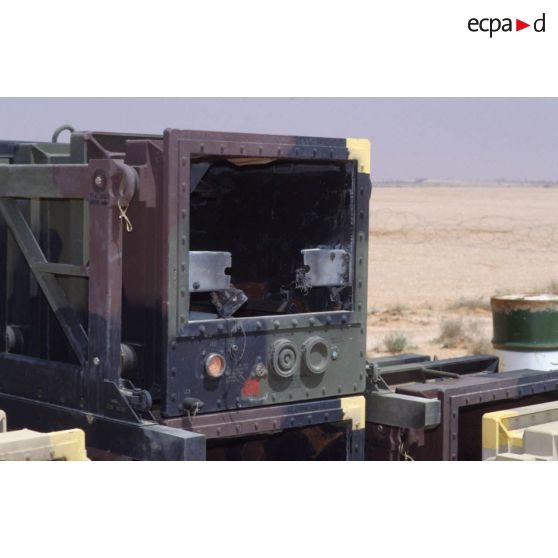 Containers de missiles anti-SCUD MIM-104 Patriot utilisés et posés sur le sable.